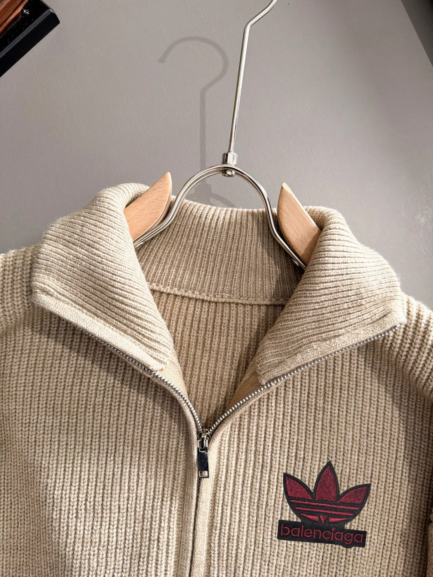 The latest knitted sweaters from Paris Clover's 2026 autumn and winter official website are on sale at the same time at Hot Sale! Specially made of wool blended fabric. It feels comfortable and can be directly in contact with the skin. The logo badge is exquisitely embroidered, which is extremely eye-catching! The details highlight the fashionable charm of big brands. Exquisite workmanship. Three-dimensional cutting style. The wearing effect is invincible and handsome! All three standards are complete! Sizes:M-3XL